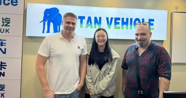 Uzbekistan Customer Come to Tongya Vehicle to Buy Bulk Cargo Semi Trailer